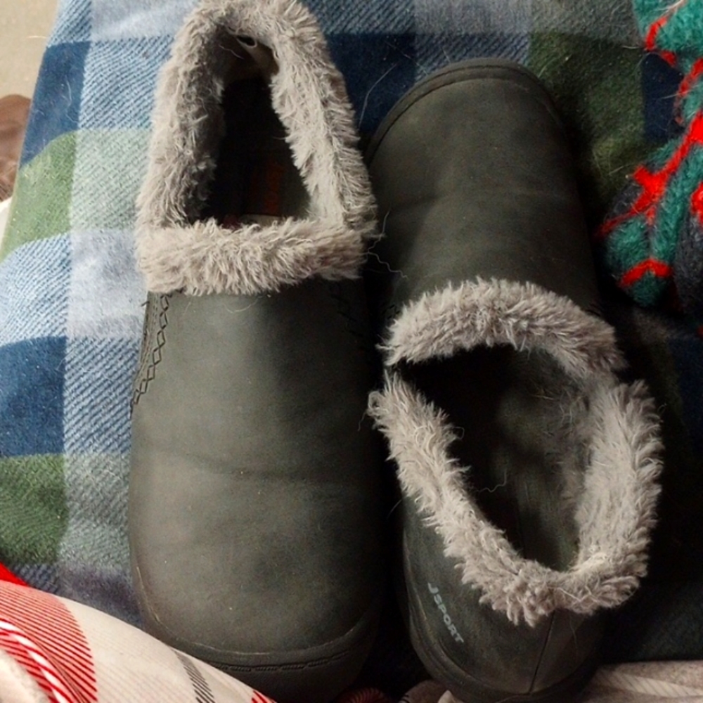 JSport slipper's there really comfortable. It will keep your feet warm